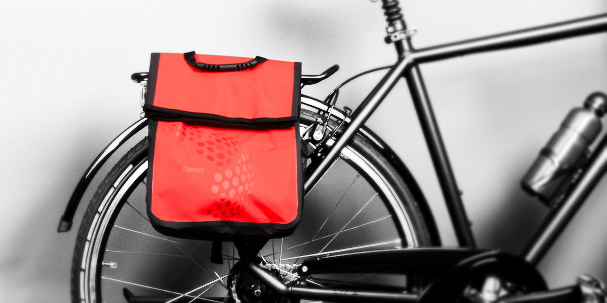 Rote Fahrradtasche auf Gepaecktraeger